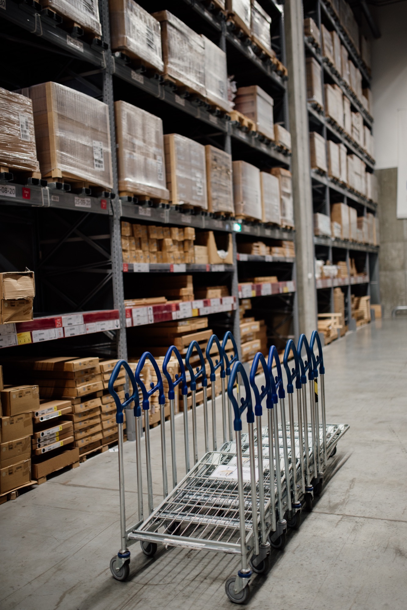 Logistik-Lager mit Regalen und Transportwagen